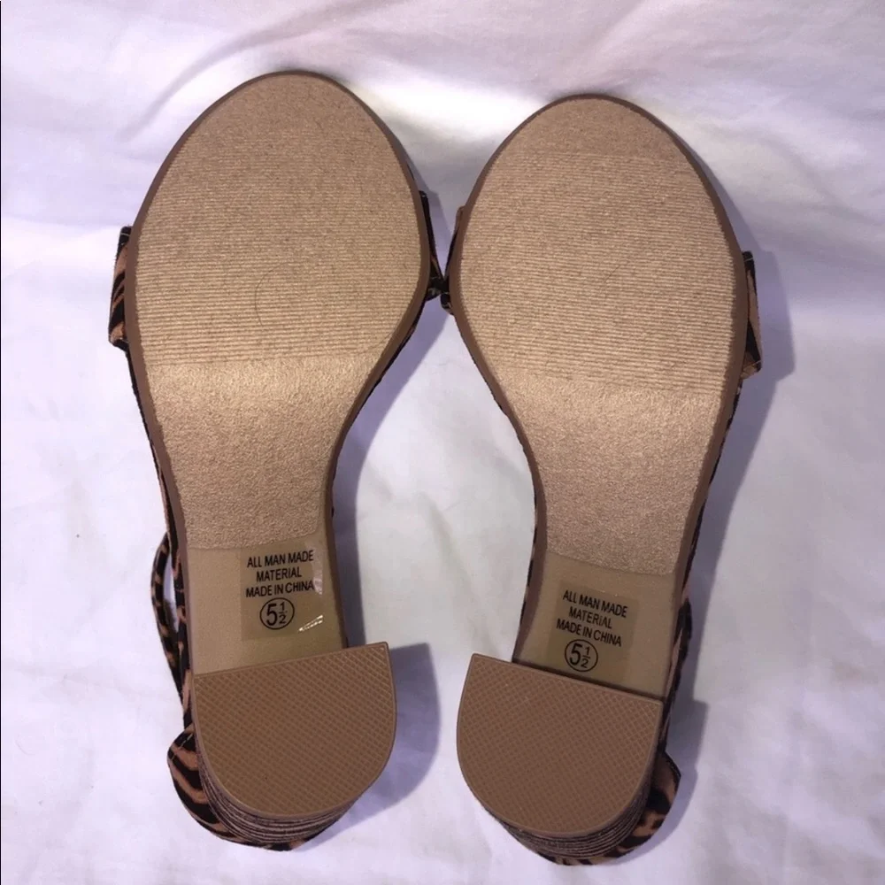 ⬇️💲”D” Tiger Print Block Heels  NWOT - Picture 5 of 10